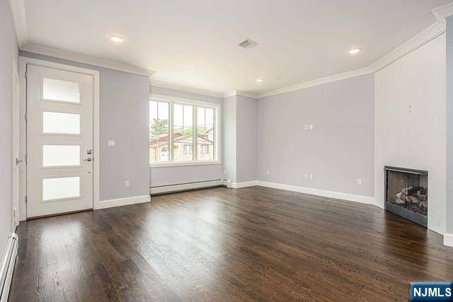 Palisades Park, NJ 07650,224 E Harriet AVE #B
