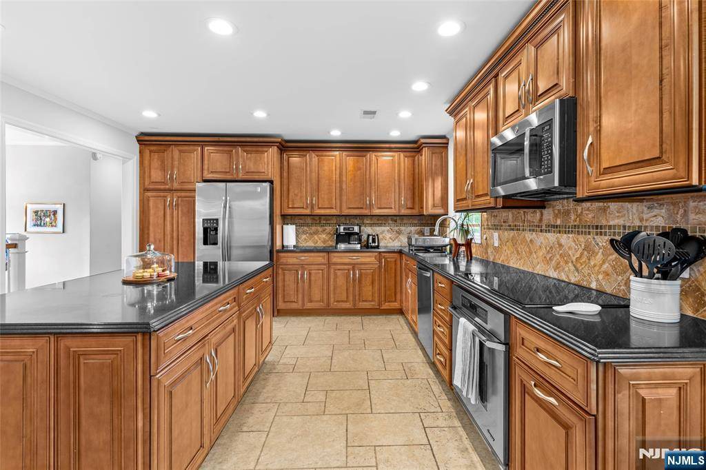 Fairfield, NJ 07004,43 Donna DR