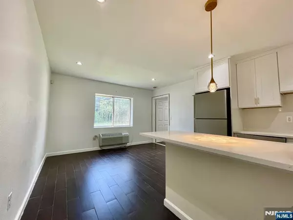 Hackensack, NJ 07601,9 Vreeland AVE #1A