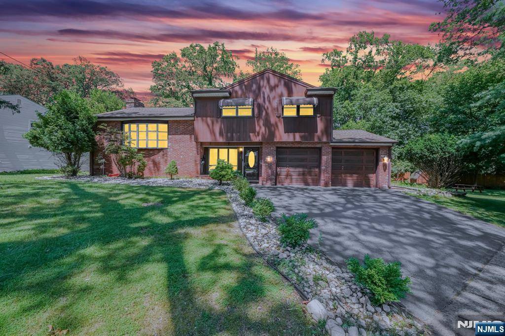 4 Henderson CT, Pompton Lakes, NJ 07442