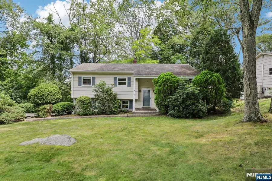 13 Upper High Crest DR, West Milford, NJ 07480