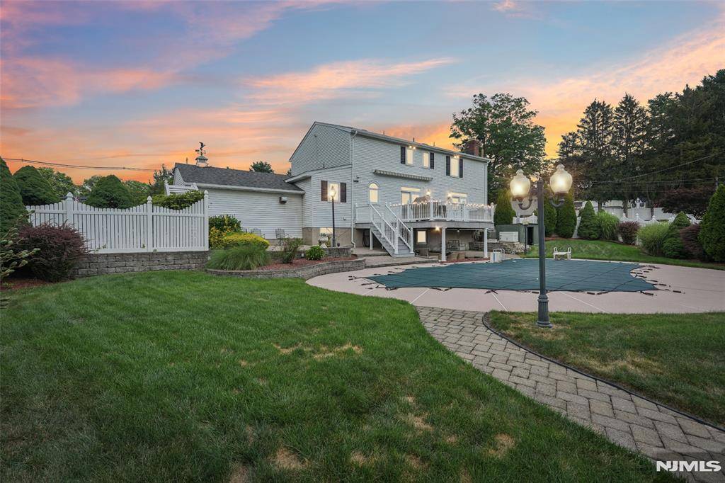 17 Mayhew DR, Fairfield, NJ 07004