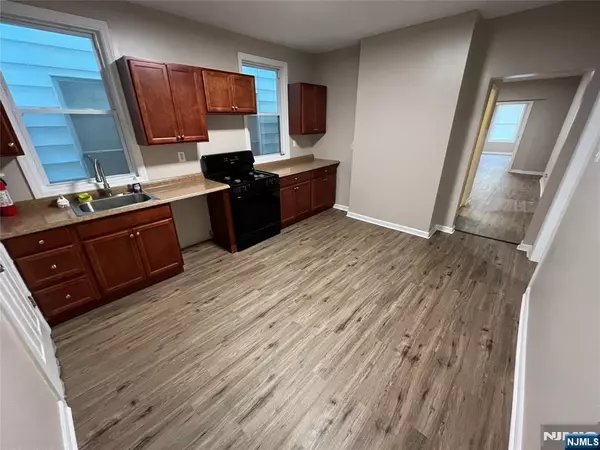 Newark, NJ 07104,261 Ridge ST