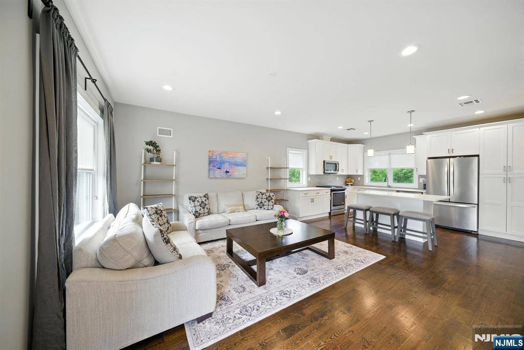 5 Stonybrook CIR, Fairfield, NJ 07004