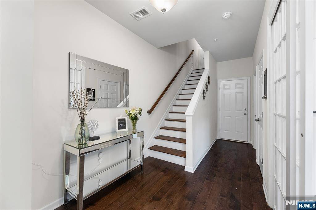 Wood Ridge, NJ 07075,12 Marshall LN