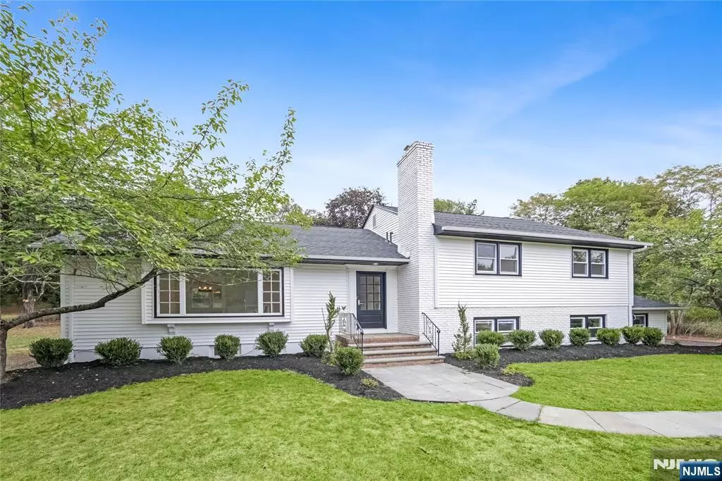 Upper Saddle River, NJ 07458,15 Sunrise LN