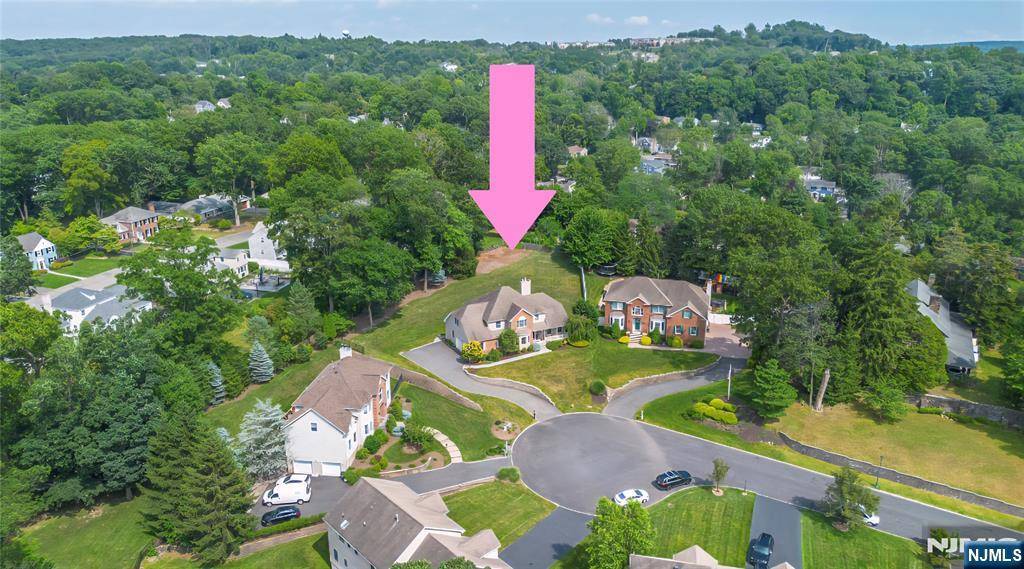 98 Grover LN, West Caldwell, NJ 07006
