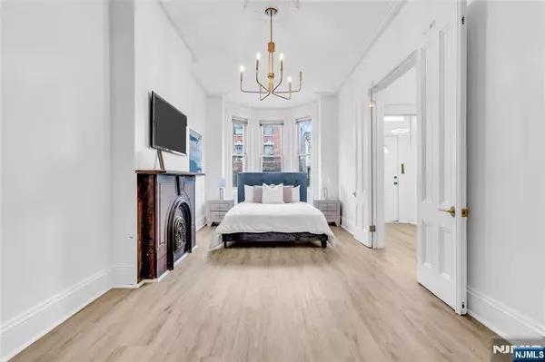 64 Oak ST, Jersey City, NJ 07304