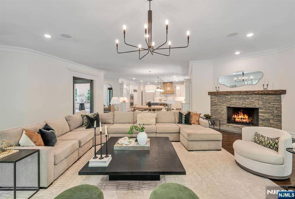1 Tanbark TRL, Saddle River, NJ 07458