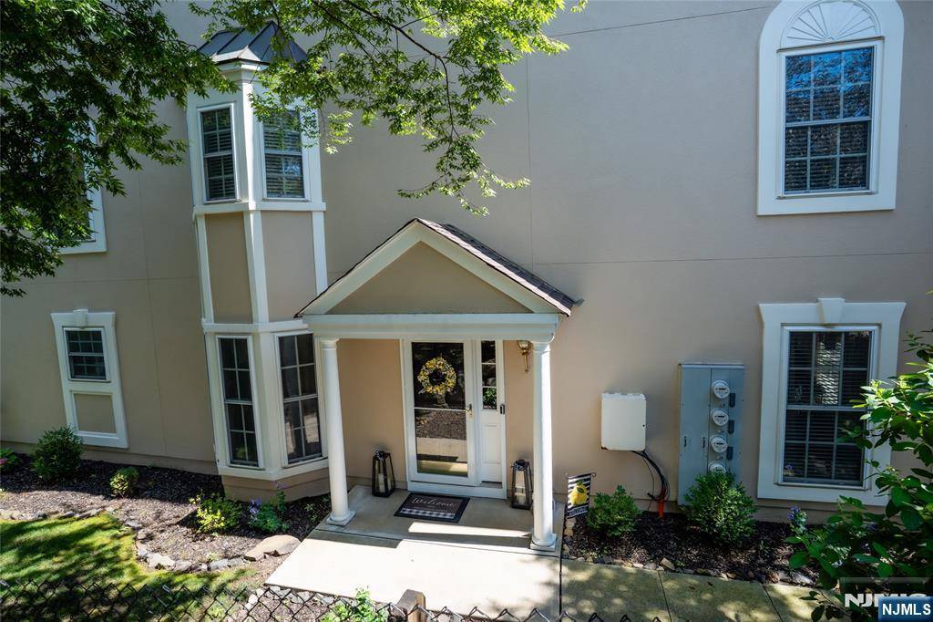 1 Peach Tree LN, North Haledon, NJ 07508