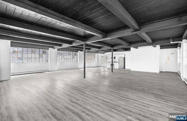3 West End #5, Rochelle Park, NJ 07662