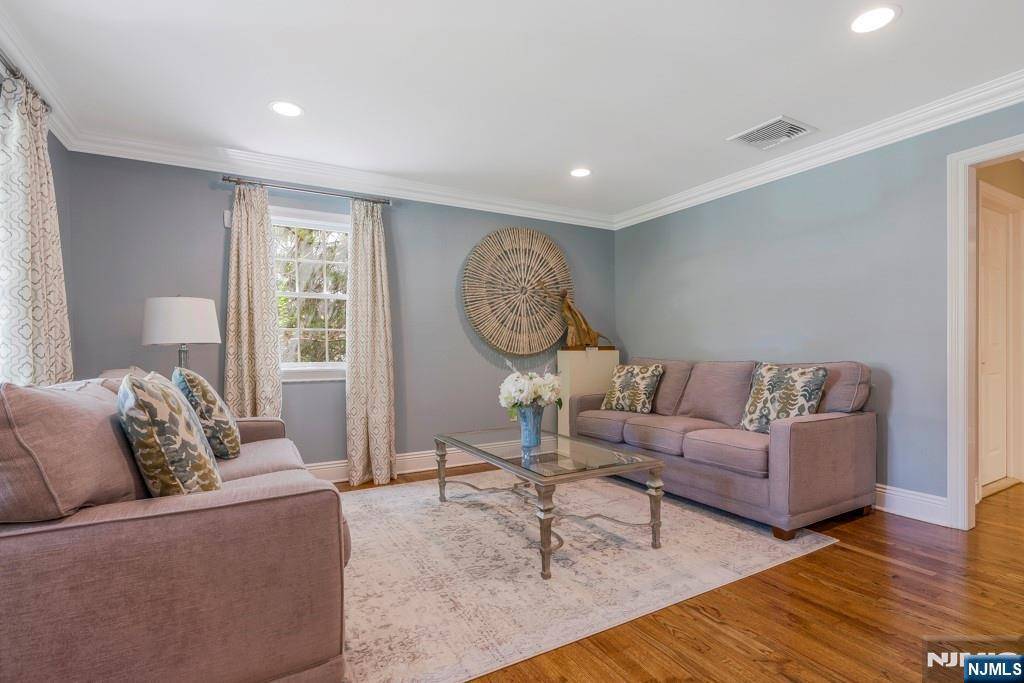 Wyckoff, NJ 07481,217 Navajo DR