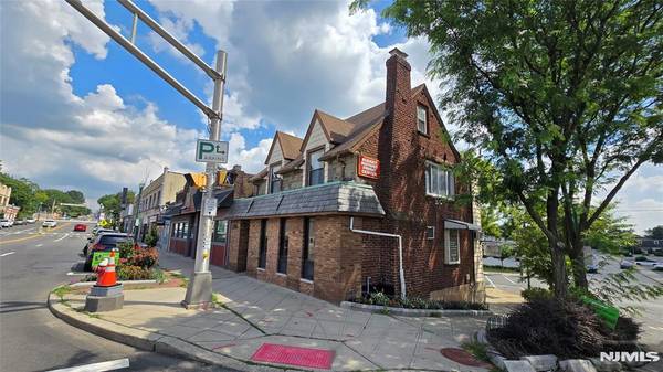 426 Cedar LN, Teaneck, NJ 07666