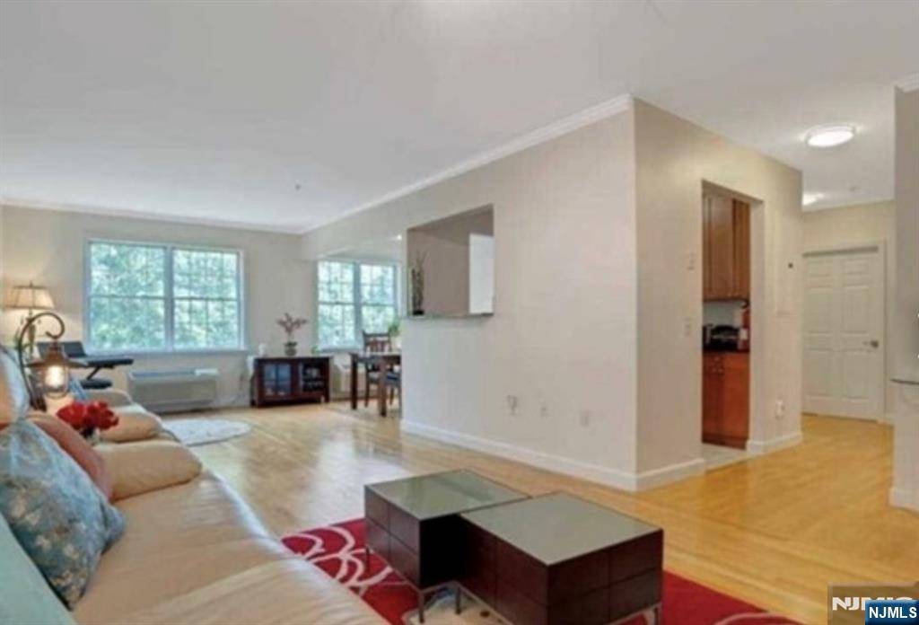 Teaneck, NJ 07666,323 Willow ST #2J