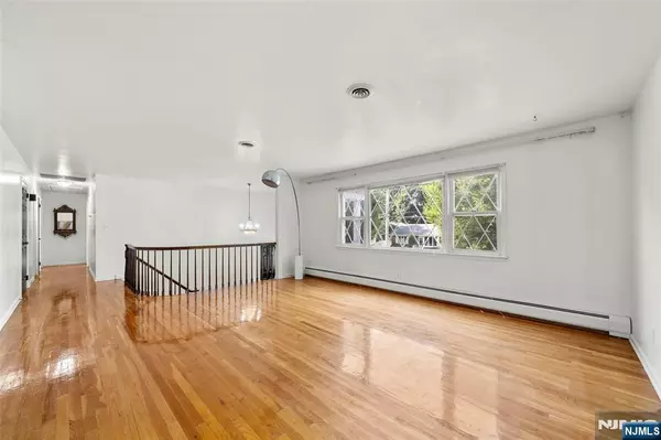 Oradell, NJ 07649,812 Ridgewood AVE