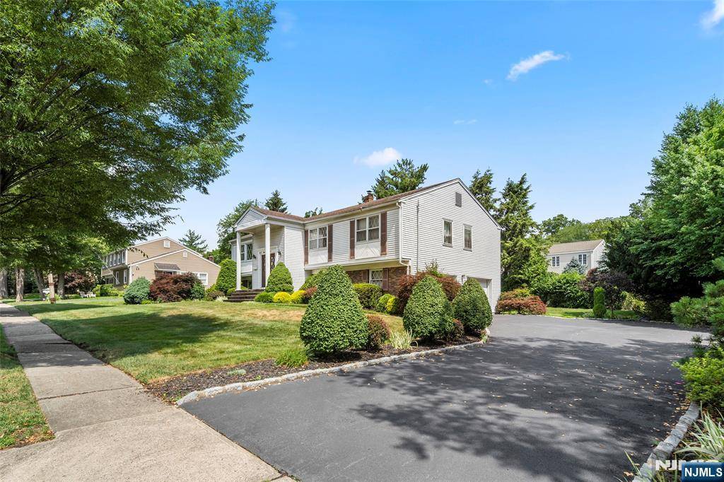 Oradell, NJ 07649,812 Ridgewood AVE