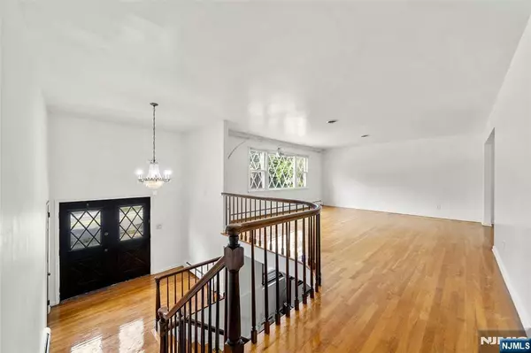 Oradell, NJ 07649,812 Ridgewood AVE