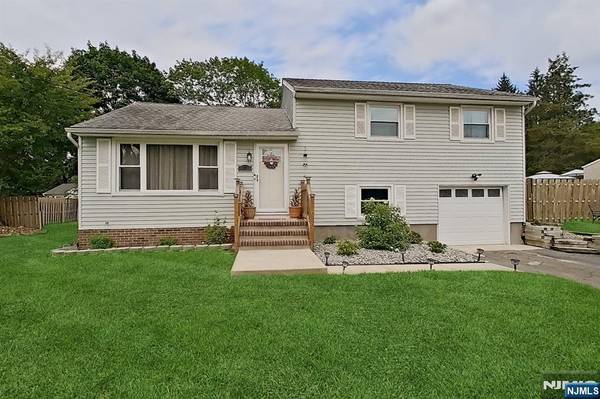 17 Bowerstown RD, Washington Twp, NJ 07882