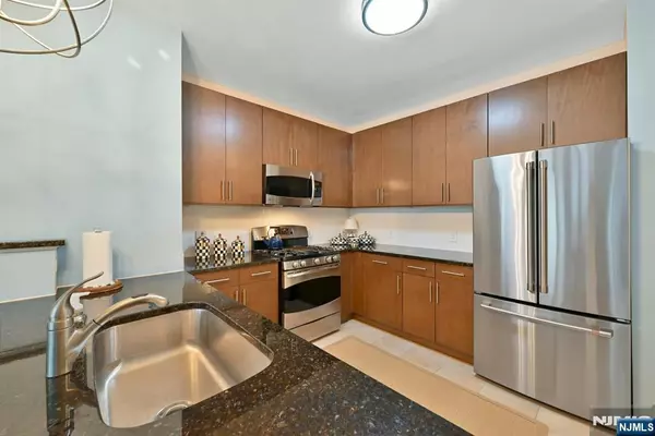 Englewood, NJ 07631,2212 Riverview AVE #212