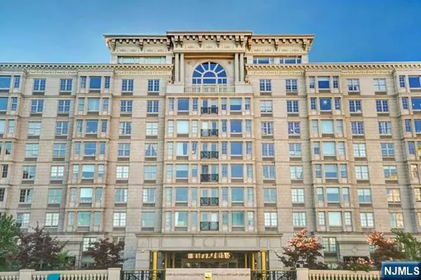 Edgewater, NJ 07020,100 Alexander WAY #320