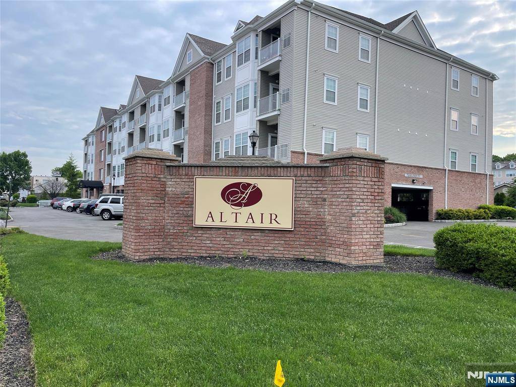132 Cory LN #132, Elmwood Park, NJ 07407