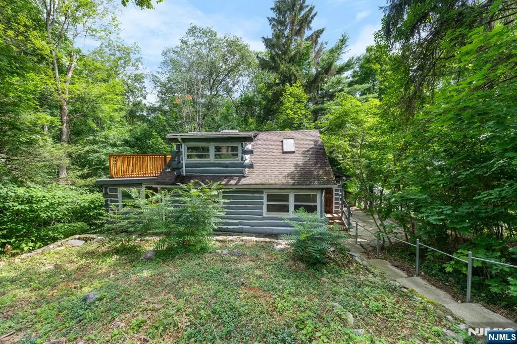 West Milford, NJ 07421,47 Twin Oaks TRL