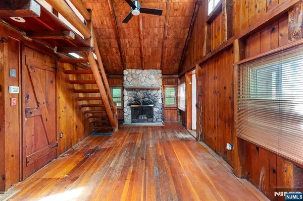 West Milford, NJ 07421,47 Twin Oaks TRL