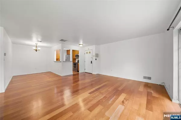 Edgewater, NJ 07020,200 Crown CT #423
