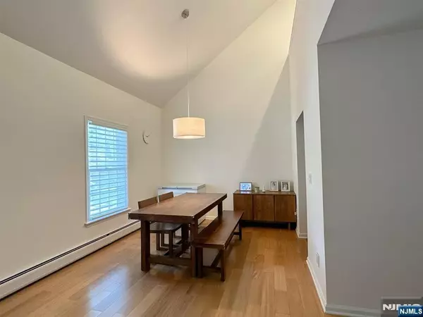 Park Ridge, NJ 07656,27 S Maple AVE #B