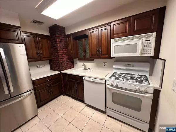 Norwood, NJ 07648,26 Garnett PL