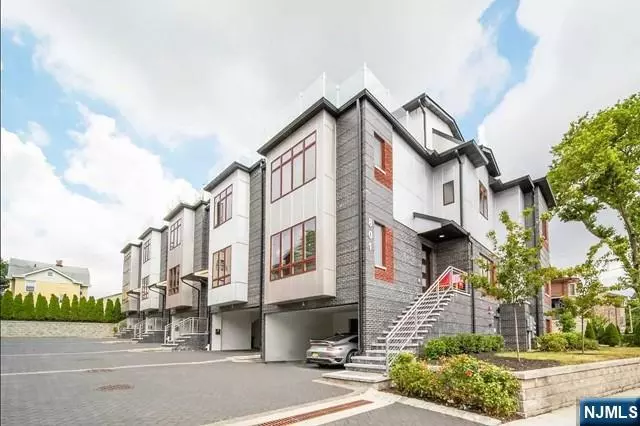 801A Edgewood LN, Fort Lee, NJ 07024