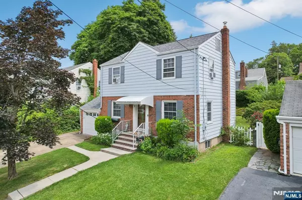 53 Hillcrest DR, Dumont, NJ 07628