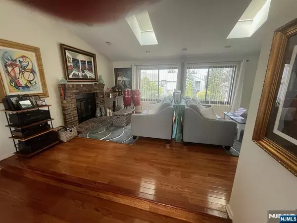 Fort Lee, NJ 07024,1437 John ST