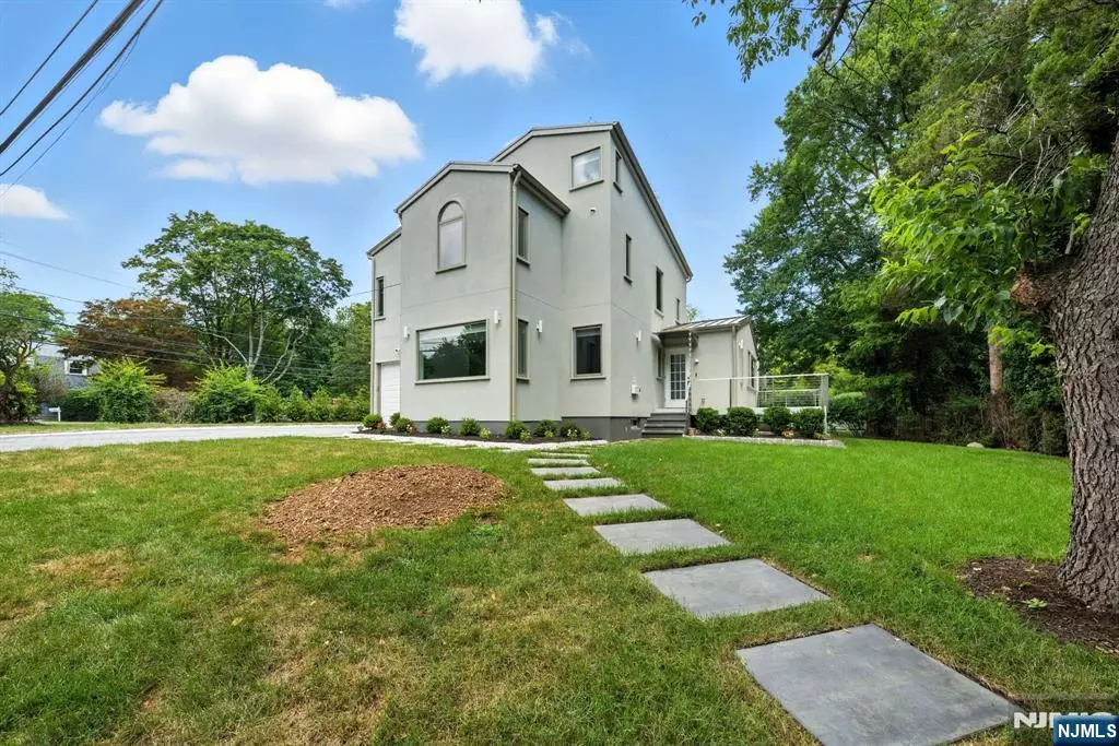 Tenafly, NJ 07670,121 Christie ST