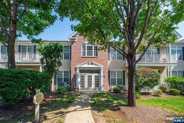 Wayne, NJ 07470,206 Four Seasons DR #206