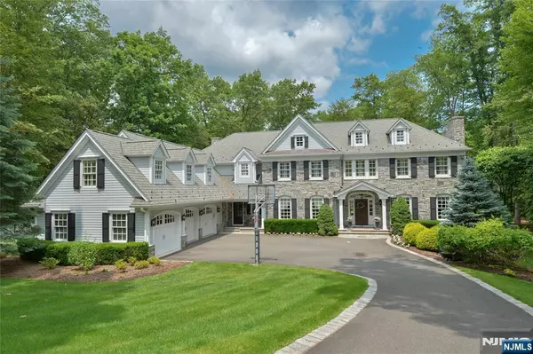 320 Sleepy Hollow LN, Franklin Lakes, NJ 07417