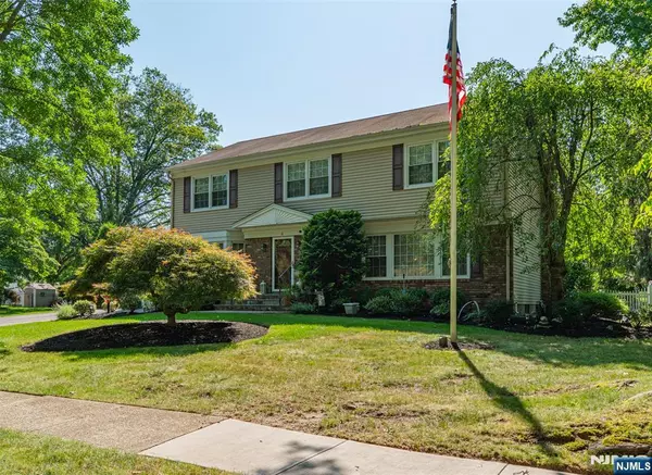 4 Skie DR, Paramus, NJ 07652