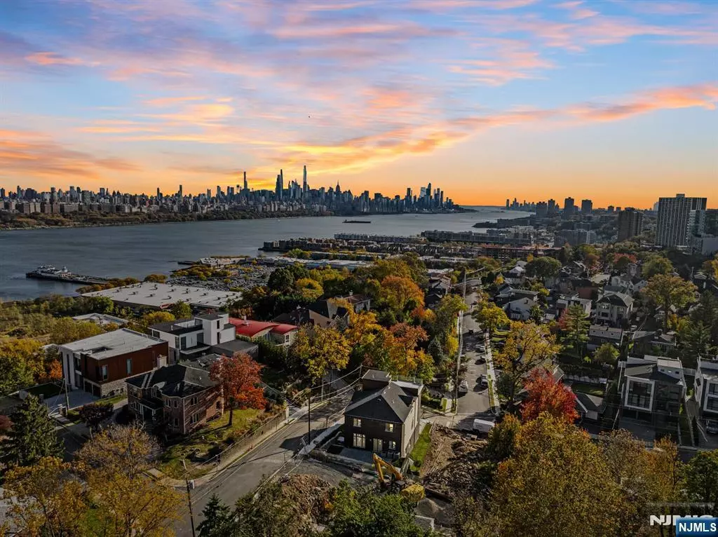 Cliffside Park, NJ 07010,61 Edgewater RD