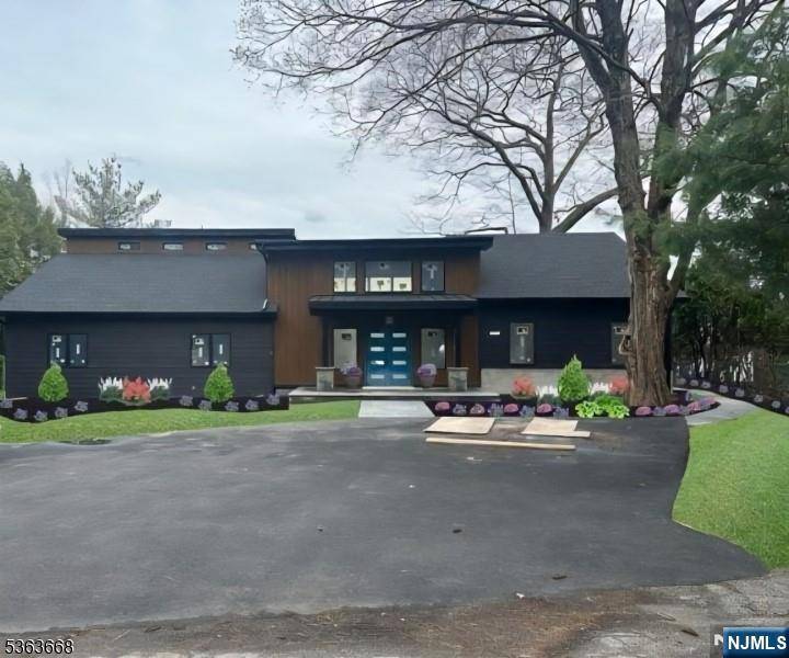 12 Rocky Point RD, West Milford, NJ 07421