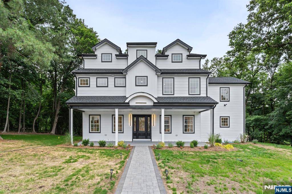 286 Squaw Brook RD, North Haledon, NJ 07508