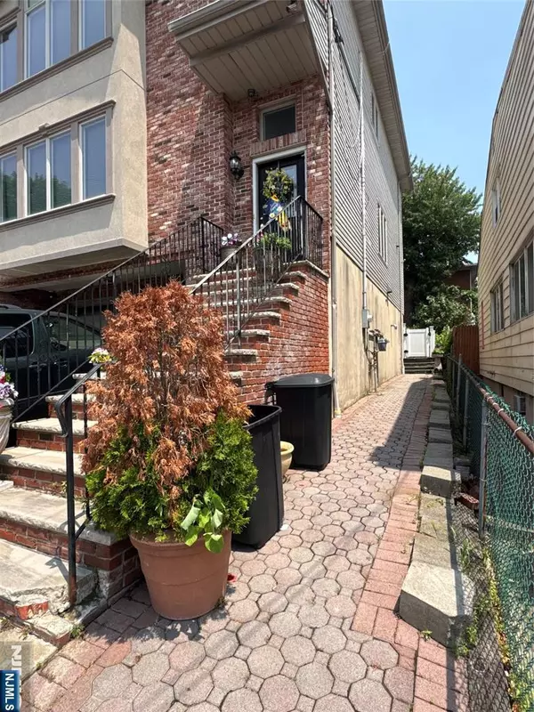 Fairview, NJ 07022,385A Roosevelt ST