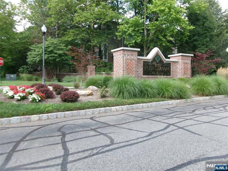 511 Four Seasons DR, Wayne, NJ 07470