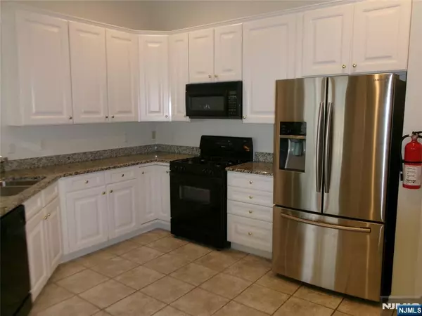 Wayne, NJ 07470,511 Four Seasons DR