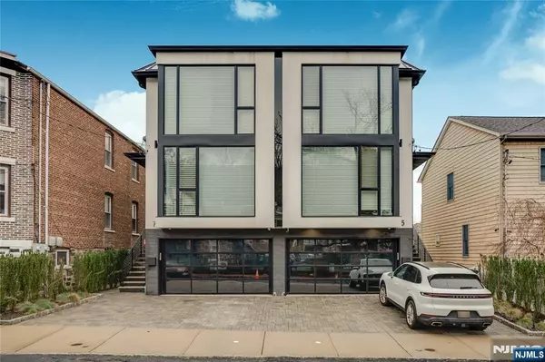 7 Adelaide, Edgewater, NJ 07020