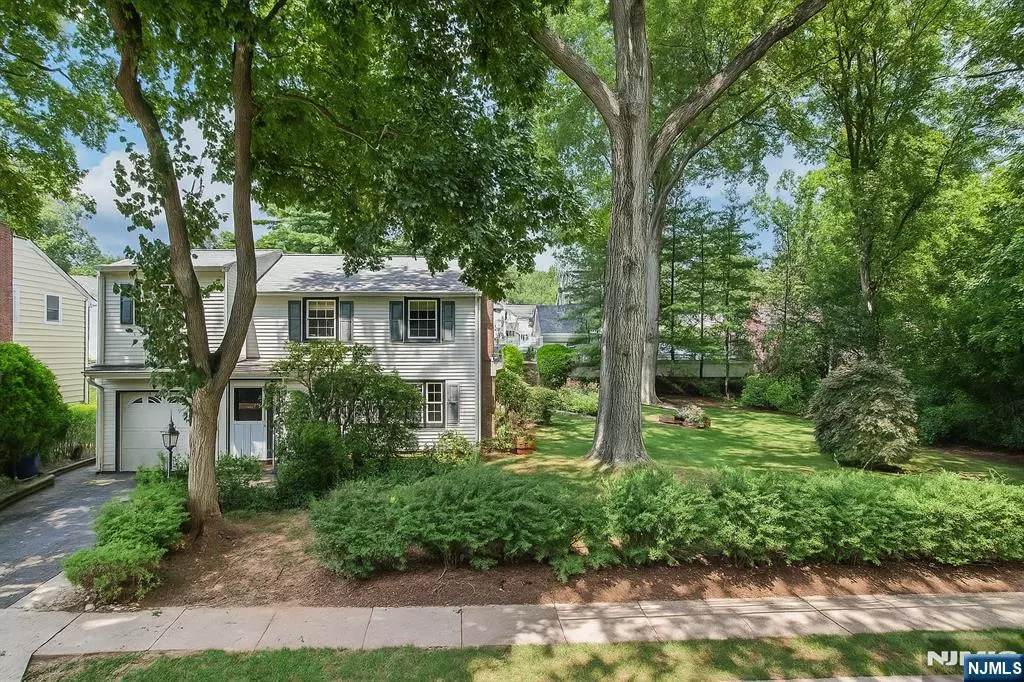 Waldwick, NJ 07463,101 Dora AVE