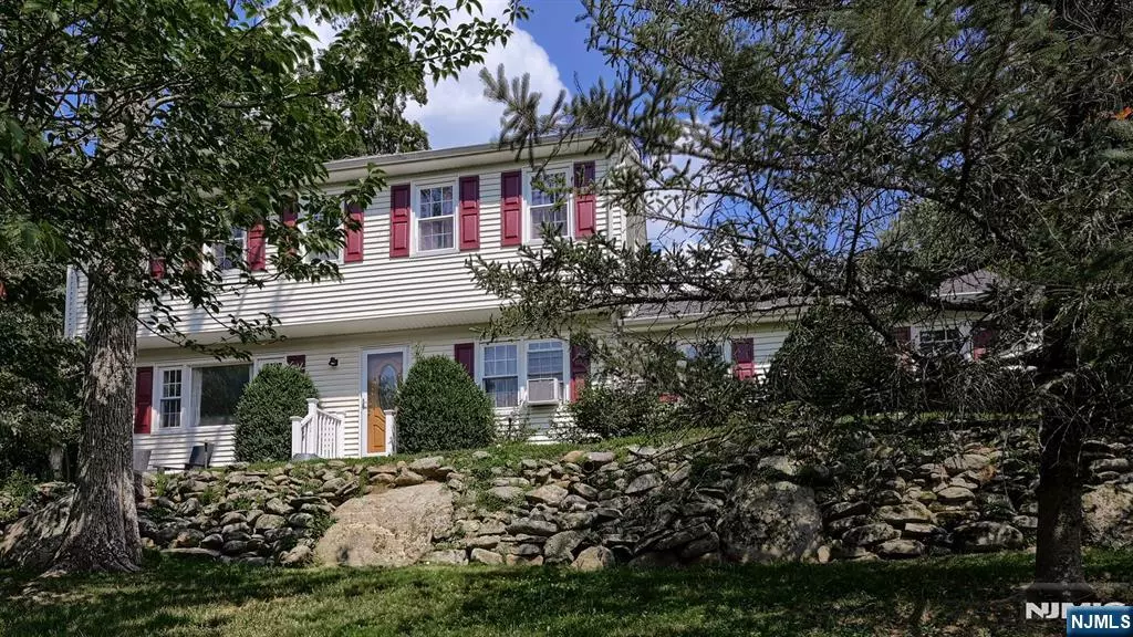 92 Vreeland RD, West Milford, NJ 07480