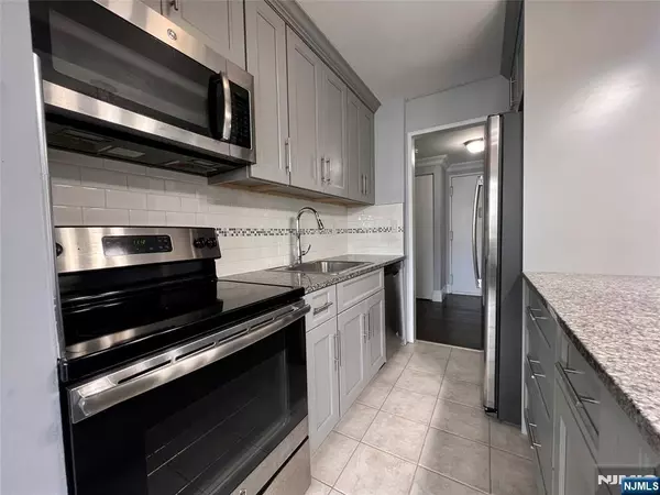 Cliffside Park, NJ 07010,555 Gorge RD #3J