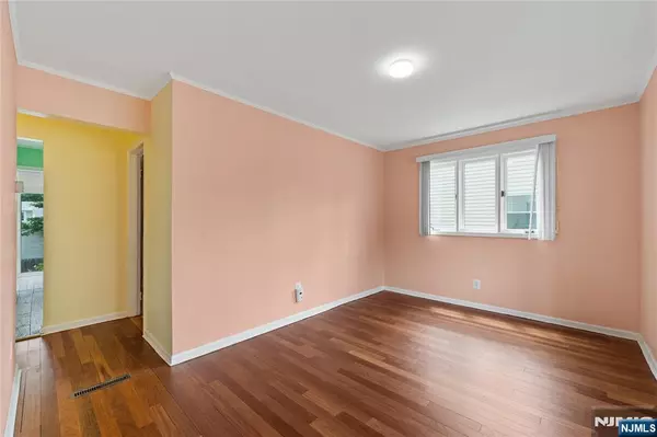 Clifton, NJ 07012,124 Harrington RD