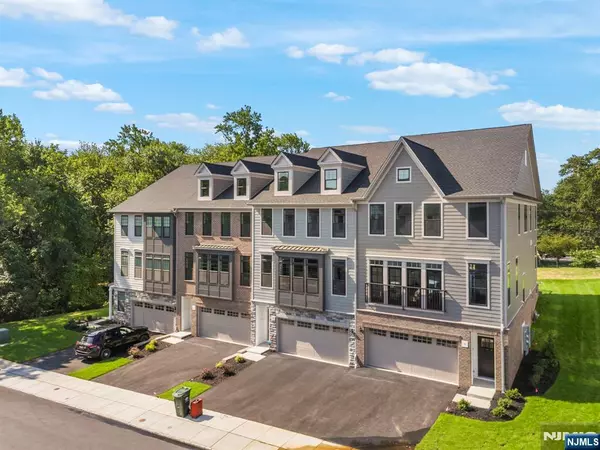 4 Goldfinch DR, Upper Saddle River, NJ 07458