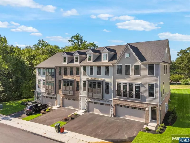 4 Goldfinch DR, Upper Saddle River, NJ 07458